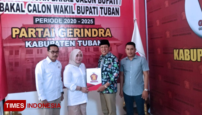 Setiajid terima formulis dari Hj. Tri Astutik Ketua DPC Partai Gerimdra Tuban, Minggu (27/10/2019). (Foto: Ahmad Istihar TIMESIndonesia)