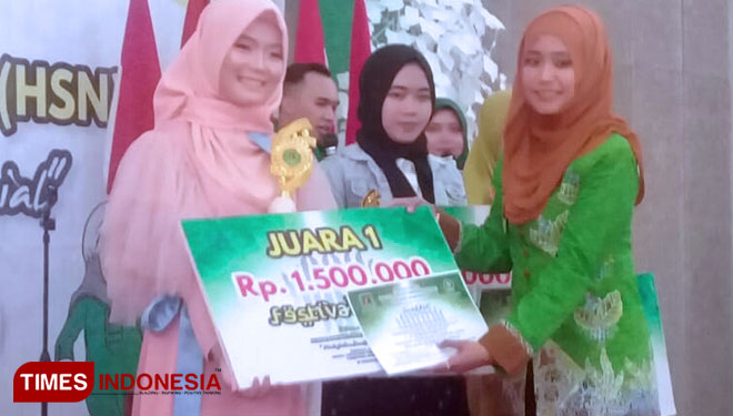 Salah satu perwakilan grup Nasyid SMADA saat menerima hadiah dari ketua WPP Bondowoso (FOTO: Moh Bahri/TIMES Indonesia). 