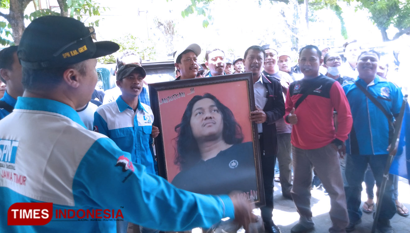 Simpatisan M Sukoiri saat mendatangi Kantor KPUD Gresik. (Foto: Akmal/TIMES Indonesia)