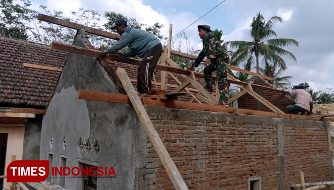 Pemasangan Kuda-kuda RTLH Bapak Riyono. (FOTO: AJP TIMES Indonesia)