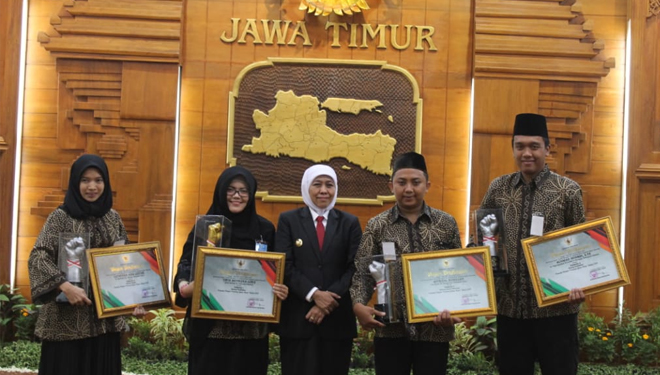 Gubernur Jawa Timur, Khofifah Indar Parawansa, saat foto bersama dengan delegasi pemuda pelopor asal Kabupaten Tuban, Senin, (28/10/2019) (Foto:Istimewa)