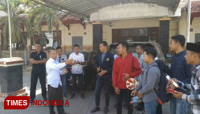 Suasana sejumlah mahasiswa saat gelar aksi solidaritas di hari sumpah pemuda bertempat di depan Kantor Rektor IAIN Madura.(Foto: Akhmad Syafi'i/TIMES Indonesia)
