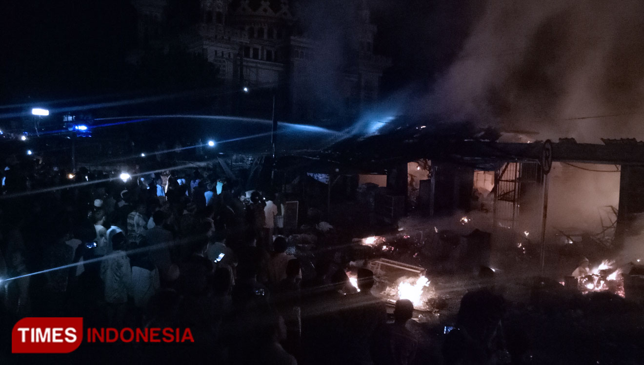 Mobil water cannon berupaya memadamkan kobaran api di Pasar Tanah Merah Kabupaten Bangkalan. (FOTO: Doni Heriyanto/TIMES Indonesia)