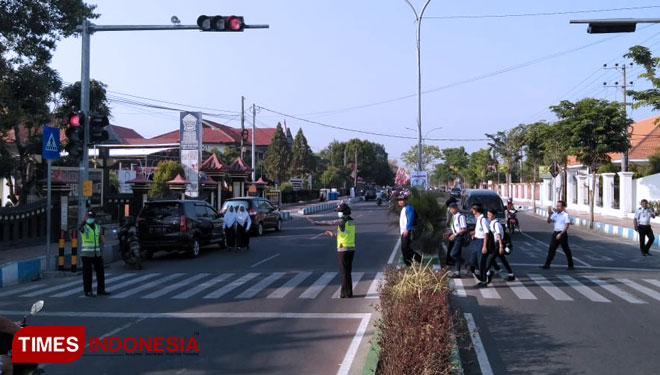 Lampu penyeberangan pejalan kaki di Jalan Soekarno-Hatta, Kabupaten Bangkalan, mulai diaktifkan. (FOTO: Doni Heriyanto/TIMES Indonesia)