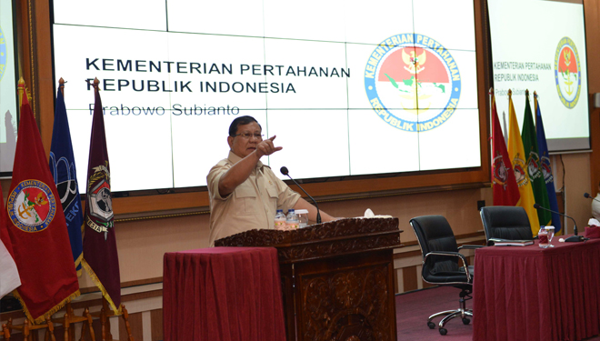 Menhan Prabowo Subianto saat melakukan kunjungan kerja pertamanya di Universitas Pertahanan.(FOTO:Kemenhan)