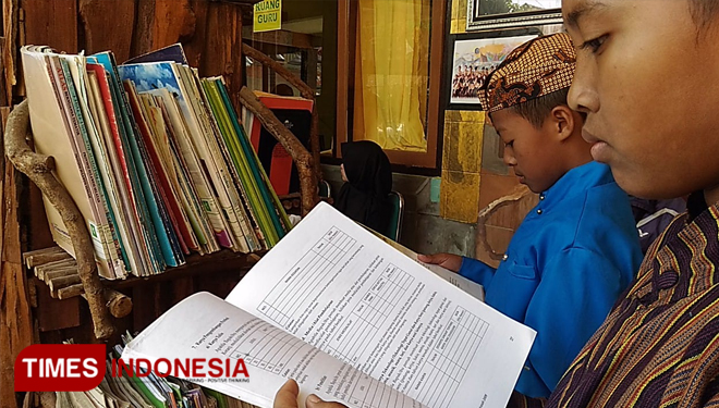 Outdoor library yang bikin siswa semakin kerasan membaca buku diselingi permainan dan melupakan gadget. (Muhammad Dhani Rahman/TIMES Indonesia) 