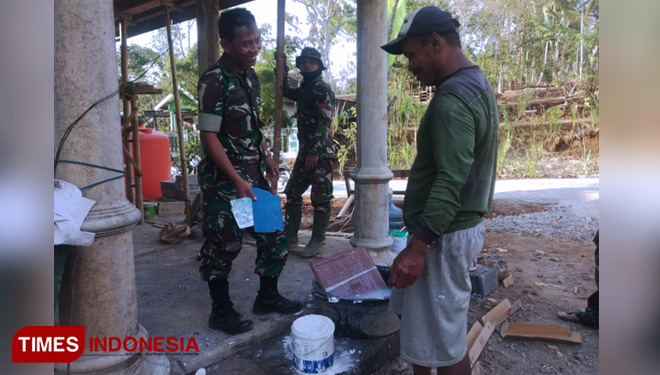 Satgas TMMD Membantu Masyarakat Desa. (FOTO: Dok. TIMES Indonesia)
