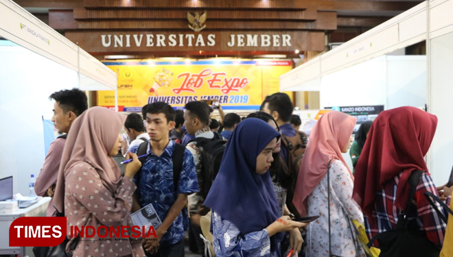 Masyarakat tampak memadati Job Expo 2019 Universitas Jember, Rabu (30/10/2019) di Gedung Soetardjo. (Foto: Humas Unej for TIMES Indonesia)