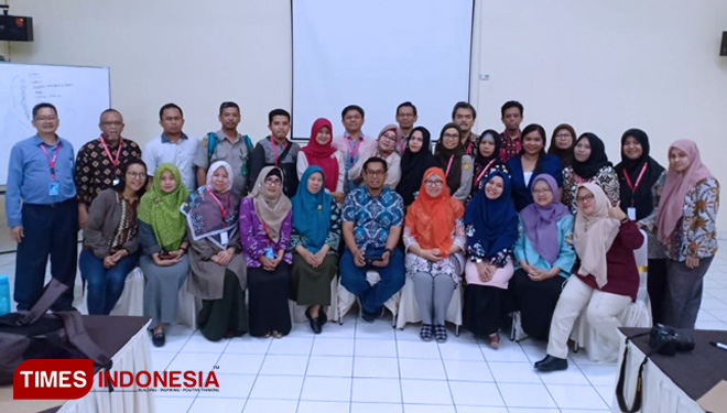 Bersama salah seorang fasilitator pelatihan Dr. Rully Nasrullah, M.Si. (FOTO: AJP/TIMES Indonesia)
