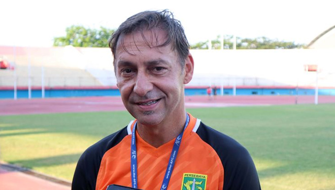 Wolfgang Pikal saat masih menjadi pelatih Persebaya (Foto: bola.kompas.com)