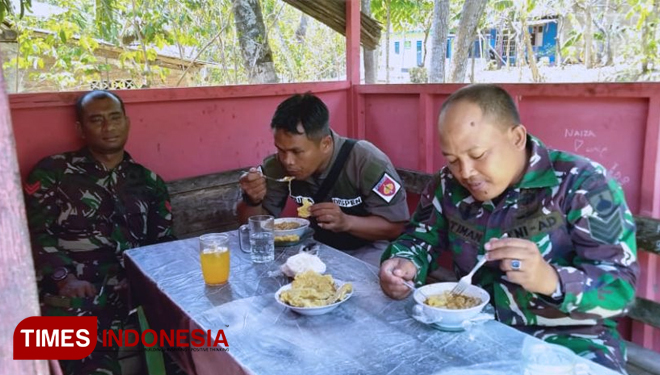 Cicipi Seblak Mbak Eni, di Lokasi TMMD 106 Kodim Cilacap. (FOTO: AJP/TIMES Indonesia)