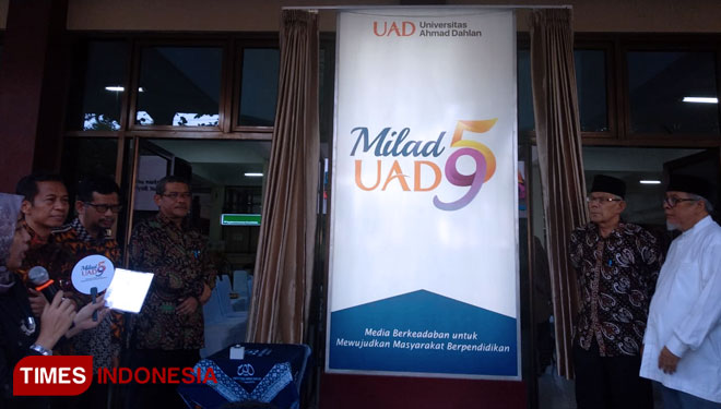 Rektor UAD Dr Muchlas MT didampingi para wakil rektor UAD dan Badan Pengurus Harian (BPH) UAD ketika meluncurkan logo milad UAD ke-59. (FOTO: Rino Diqqi Alghazali/TIMES Indonesia)