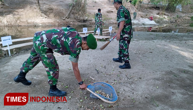Satgas TMMD Bersihkan Serakan Daun-Daun Kering Di Lokasi Penaburan Ikan Obwis Krama Cenil. (FOTO: AJP/TIMES Indonesia)