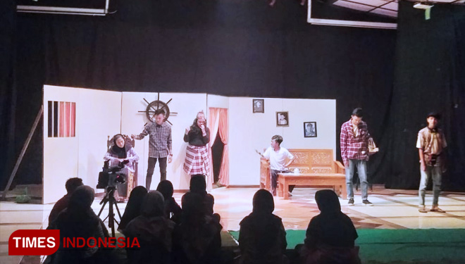 Teater-Bangkit-Unisma-Malang-2.jpg