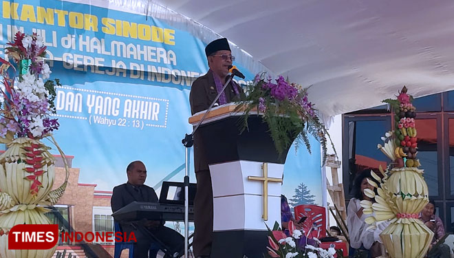 Gubernur Abdul Gani Kasuba saat meresmikan kantoe Sinode GMIH. (Foto: Humas Pemprov Malut for Times Indonesia)