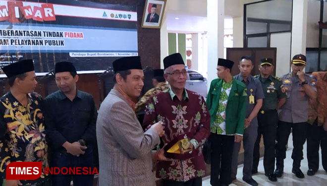 Bupati Bondowoso KH Salwa Arifin bersama Pimpinan KPK RI Nurul Ghufron. (FOTO: Moh Bahri/TIMES Indonesia)