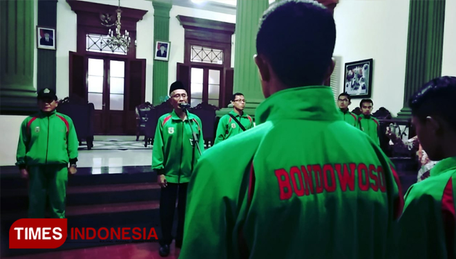 Bupati Bondowoso KH Salwa Arifin saat memberikan arahan kepada kontingen Bondowoso (FOTO: Moh Bahri/TIMES Indonesia). 