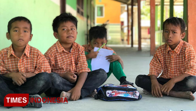 Anak-anak MI Nurul Hidayah yang kini masih butuh sentuhan pemerintah. (FOTO: Busro for TIMES Indonesia)