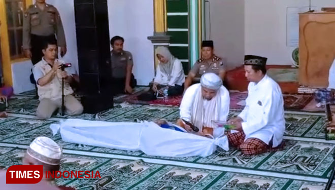 Prosesi Sumpah Pocong Bang Bokir (samaran), pria asal Kecamatan Wongsorejo, Banyuwangi. (Foto: Agung Sedana/ TIMES Indonesia)