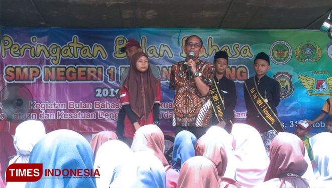 Kepala Dinas Pendidikan Lamongan Adi Suwito, memberikan doorprize kepada siswa-siswi SDN dan SMP Negeri 1 Karanggeneng yang bisa menghafalkan surat-surat pendek, Kamis, (31/10/2019). (FOTO: Amanda Santoso/AJP TIMES Indonesia)