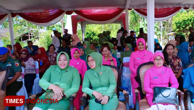 Para Istri TNI dan Polri ikut hadir pada Upacara Penutupan TMMD ke 106 Kodim 0818. (FOTO: AJP/TIMES Indonesia)