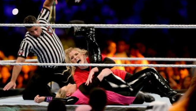 Pegulat wanita WWE yang cantik dan Natalya saat melawan Lacey Evans di pertandingan WWE Crown Jewel di Riyadh, Arab Saudi, Kamis (31/10/2019) malam. (FOTO: REUTERS)
