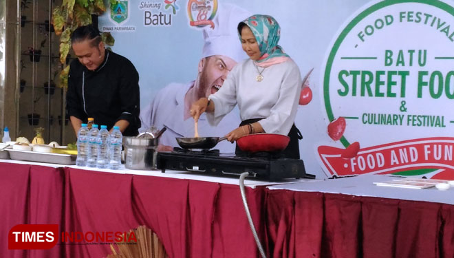 Chef Chandra Yudasswara saat masak bersama Wali Kota Batu Dra Hj Dewanti Rumpoko M.Si. (FOTO: Muhammad Dhani Rahman/TIMES Indonesia)