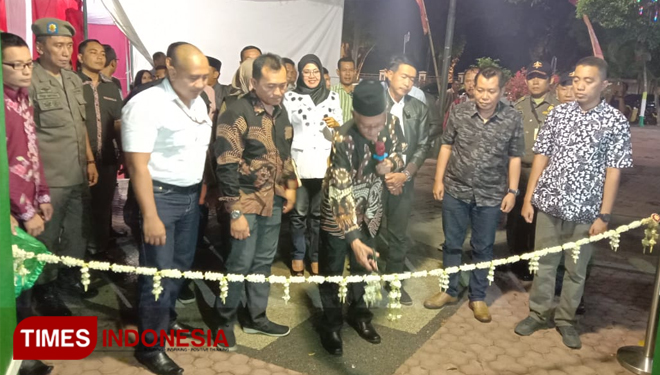 Bupati Bondowoso KH Salwa Arifin saat memotong pita tanda dibukanya expo Hari Juang Kartika 2019 (FOTO: Moh Bahri/TIMES Indonesia). 