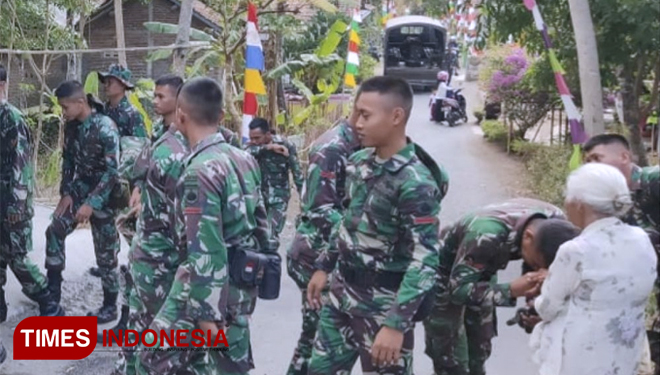 Dipeluk Bu Tarsini, Prajurit Yonif 405/Surya Kusuma, Trenyuh. (FOTO: AJP/TIMES Indonesia)