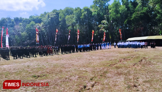 Ratusan orang padati lapangan Desa Kedungsalam. (FOTO: AJP/TIMES Indonesia)