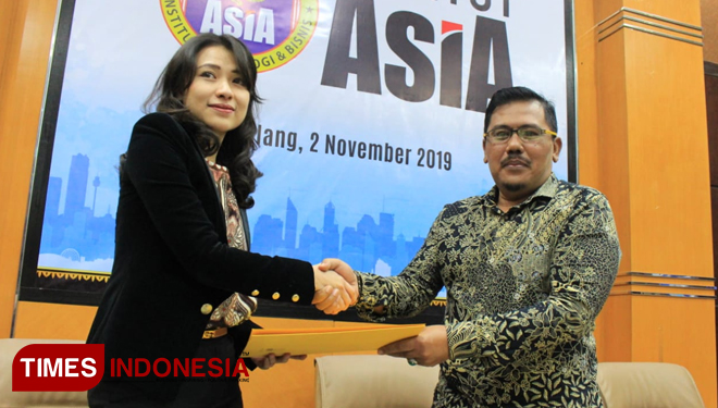 Risa Santoso ketika menerima SK sebagai Rektor Institut Teknologi dan Bisnis ASIA dari Ketua Yayasan, Yoyok Hari Subagiono. (Foto: Widodo Irianto/TIMES Indonesia)
