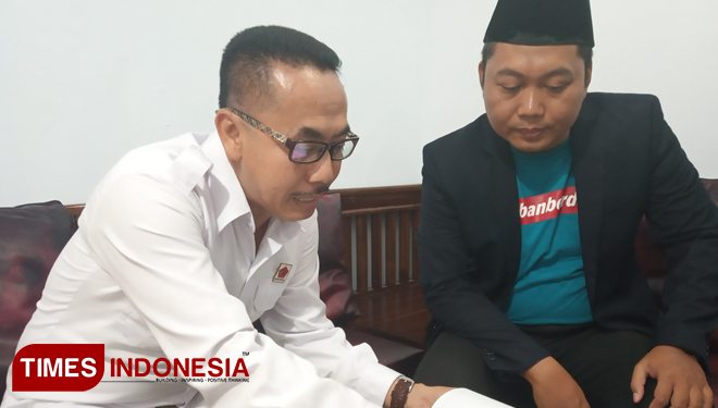Warih Satria Setiawan ditemui Wakil Ketua DPC Partai Gerindra Tuban, Mujiburrohman di Kantor DPC Jalan Patimura, Sabtu (02/11/2019). (Foto: Safuwan/TIMES Indonesia)
