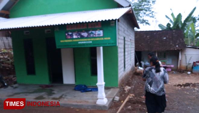 Cangkul Sakti Milik Pak Katemun jadi Saksi Perjuangan pembangunan rumahnya. (FOTO: AJP/TIMES Indonesia)