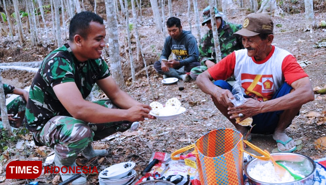 Kenangan Makan bersama di lokasi TMMD. (FOTO: AJP/TIMES Indonesia)