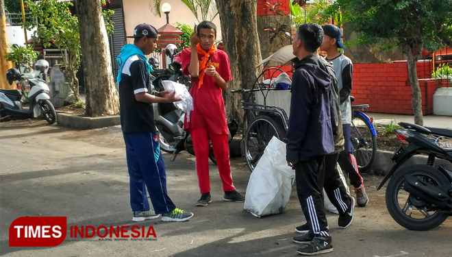 Anggota komunitas peduli lingkungan di Kabupaten Bondowoso saat memungut sampah (FOTO: Moh Bahri/TIMES Indonesia). 
