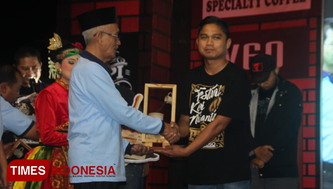 Bupati Bondowoso KH Salwa Arifin saat memberikan penghargaan kepada peserta FKN 4 yang berhasil jadi juara. (FOTO: Moh Bahri/TIMES Indonesia)