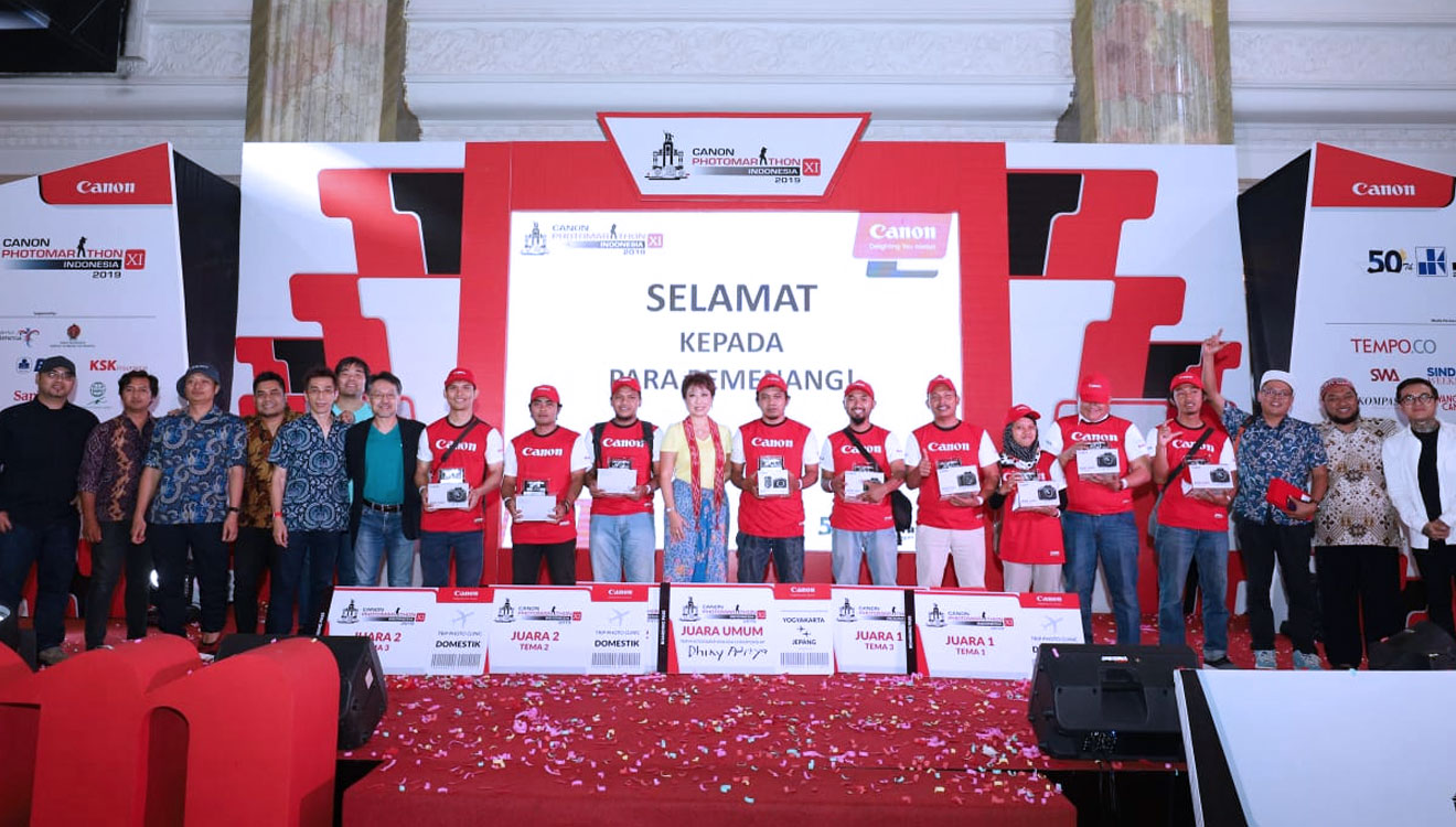 Para pemenang foto bersama dengan dewan juri. (FOTO: Istimewa/TIMES Indonesia)