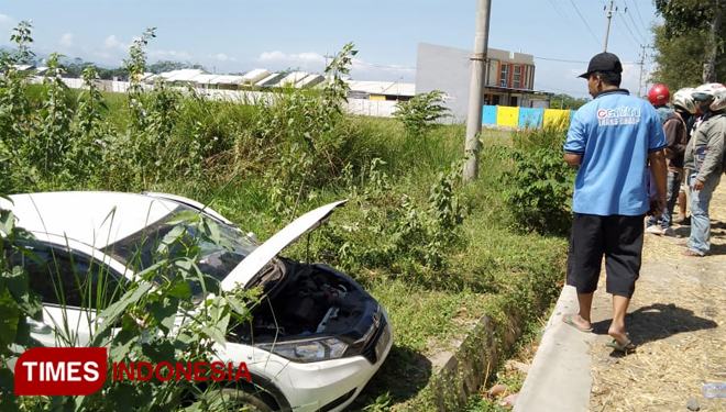 Honda Mobilio masuk parit di jalur pantura Pajarakan, Probolinggo, Jawa Timur. (FOTO: Dicko W/TIMES Indonesia)