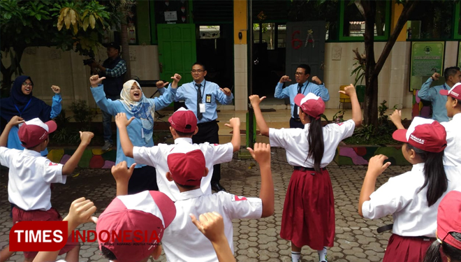 Kakanwil DJP Jawa Barat 1, Neilmaldrin Noor saat memberikan materi tentang Kemenkeu kepada para siswa SDN Ngaglik 02. (foto: Muhammad Dhani Rahman/TIMES Indonesia) 