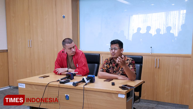 Ketua Fraksi PSI DKI Jakarta Idris Ahmad saat memberikan keterangan pers kepada wartawan di gedung DPRD DKI Jakarta (FOTO: Edi Junaidi ds/TIMES Indonesia)