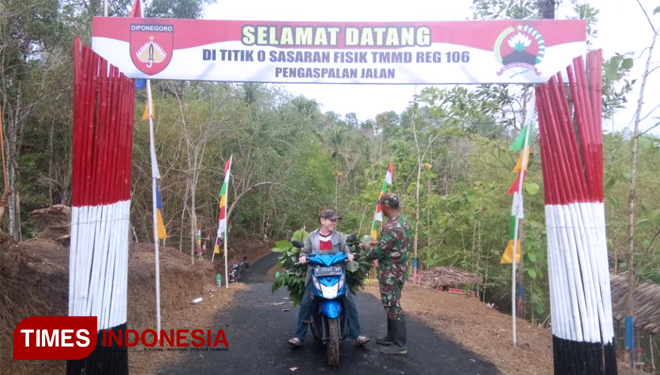 Melintasi Jalan Makadam Desa Cilibang, Lebih Mudah Dan Cepat. (FOTO: AJP/TIMES Indonesia)