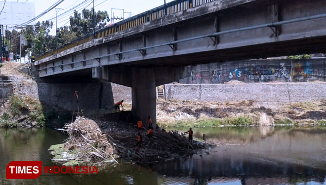 Petugas-BPBD-Kota-Madiun-a.jpg