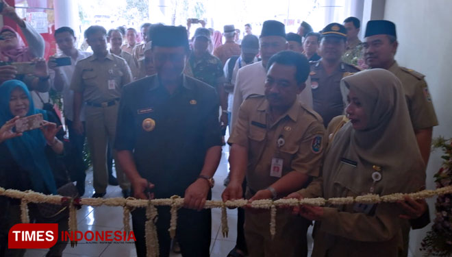 Bupati Tuban H. Fathul Huda, menggunting pita peresmian Rsud R. Ali Mansur di Kecamatan Jatirogo, Kabupaten Tuban, Senin (04/11/2019). (Foto: Humas Pemkab Tuban For TIMESIndonesia)