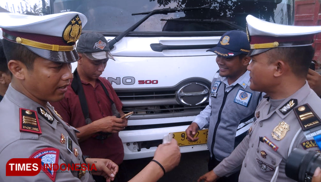 Dishub Gresik Diminta Tegas Terhadap Operasional Dump Truck yang Melanggar
