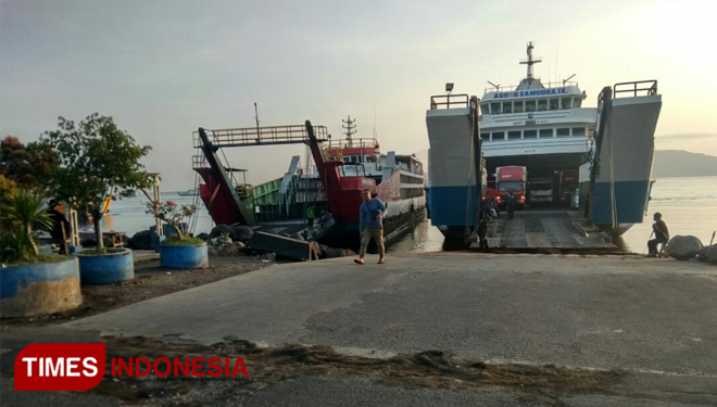 Aktivitas bongkar muat di Pelabuhan Ketapang Banyuwangi (Foto : Rizki Alfian/TIMESIndonesia)
