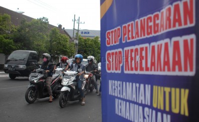 Polres Malang Kota Bagi Helem Di Operasi Zebra Semeru