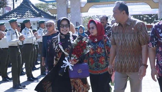 Anggota Komisi E DPRD Jawa Timur Sri Untari (kerudung merah) saat mengunjungi SMAN 5 Taruna Brawijaya di Kediri. (Foto: Istimewa)
