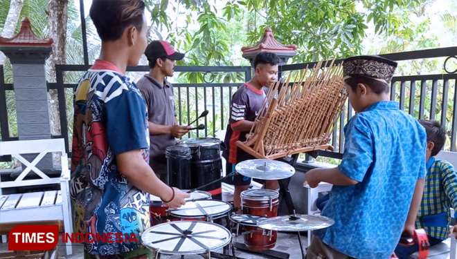 Remaja Desa Cilibang, Berlatih Mainkan Musim Tek tek. (FOTO: AJP/TIMES Indonesia)