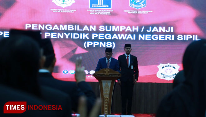 Direktur Jenderal Administrasi Hukum Umum (Dirjen AHU) Kementerian Hukum dan Hak Asasi Manusia Cahyo R Muhzar hari ini melantik 56 orang Penyidik Pegawai Negeri Sipil, Selasa (05/11/2019). (Foto: Safuwan/TIMES Indonesia)