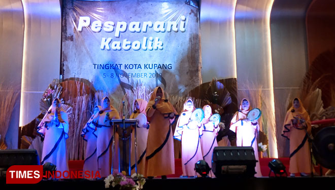 Majelis Ta'lim Nurul Ihwan Kecamatan Alak saat membawakan musik Qasidah dalam pembukaan Pesparani Katolik tingkat Kota Kupang (Foto:  Yohanis Tkikhau/Times Indonesia) 